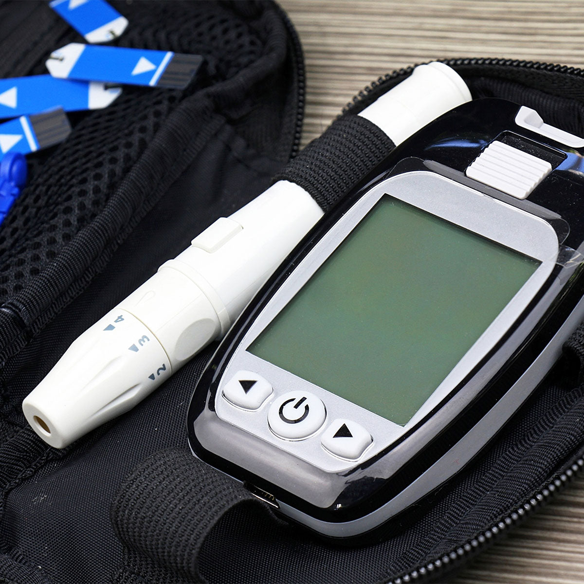 Fully automatic blood sugar testing glucometer